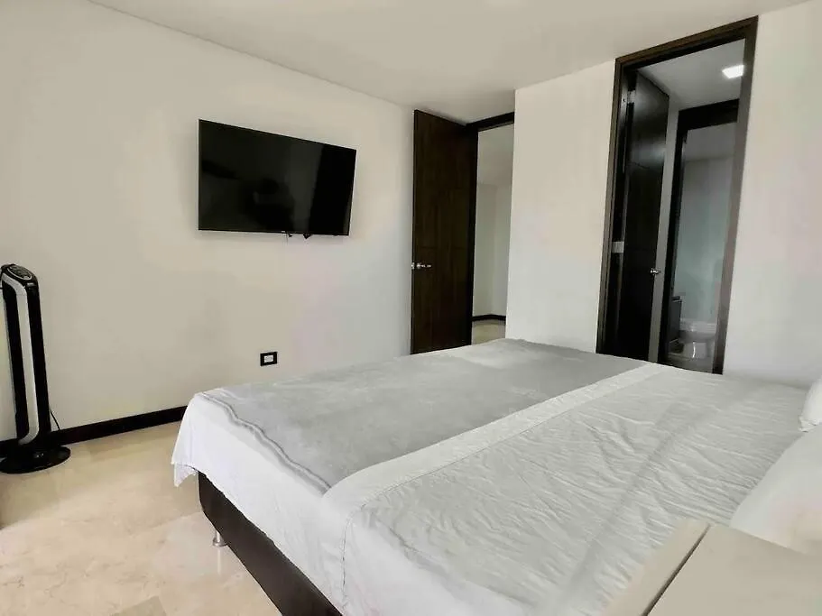 202 Family Haven In El Poblado: Spacious & Charming Medellin 0*,